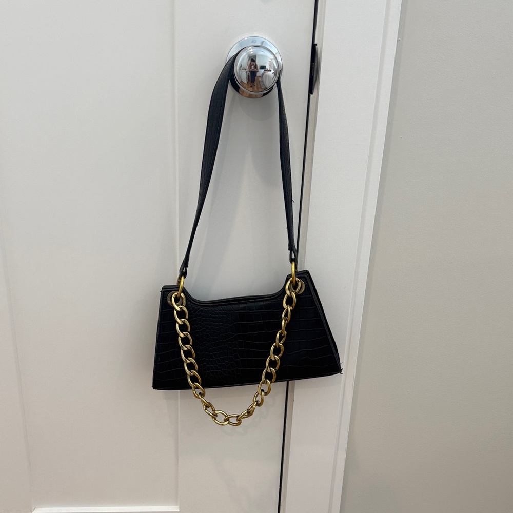 Elegant Black Croc-Embossed Shoulder Bag with Gold Chain